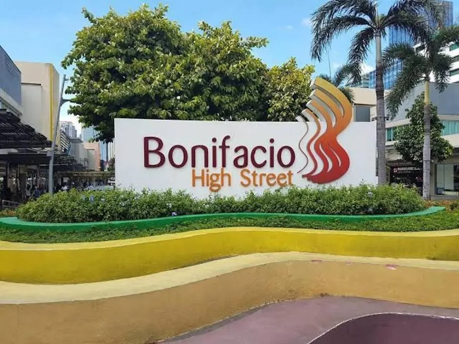 10G Cozy Condo At Park Mckinley West Near Venice Mall Manila Philippines