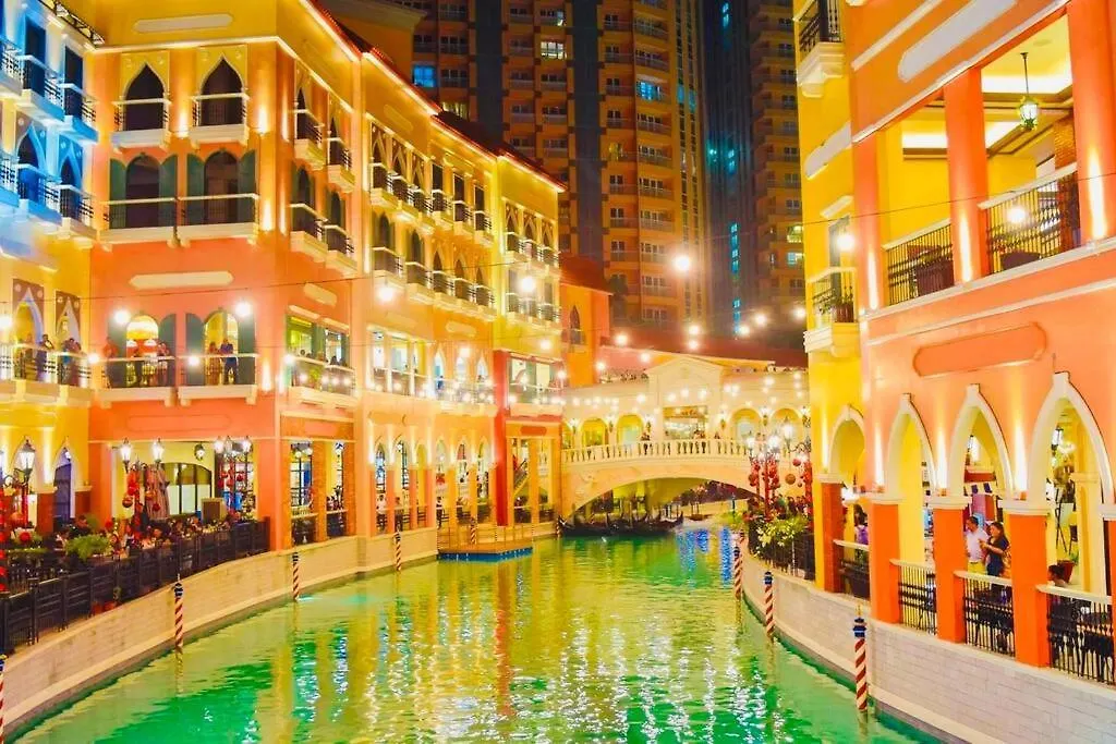 Apartment 10G Cozy Condo At Park Mckinley West Near Venice Mall Manila