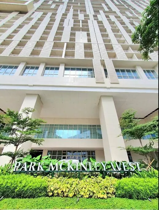 Apartment 10G Cozy Condo At Park Mckinley West Near Venice Mall Manila