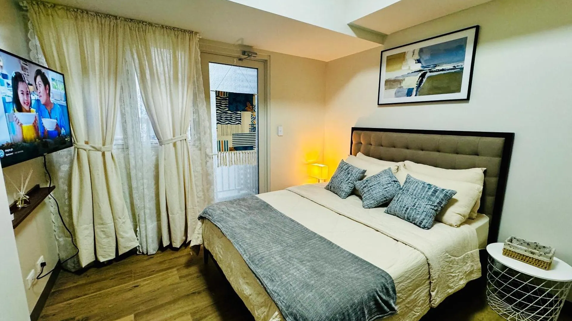 Apartment 10G Cozy Condo At Park Mckinley West Near Venice Mall Manila
